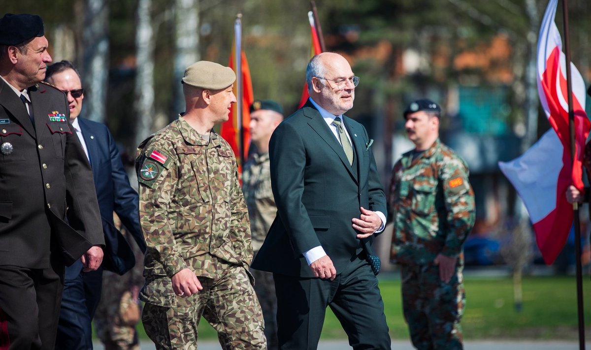 Eesti presidendi Alar Karise (paremal) riigivisiidi üks tippsündmusi oli Läti Ādaži sõjaväebaasis käik. 