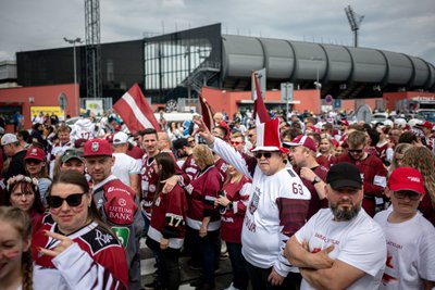Läti hokifännid enne mängu Poolaga.