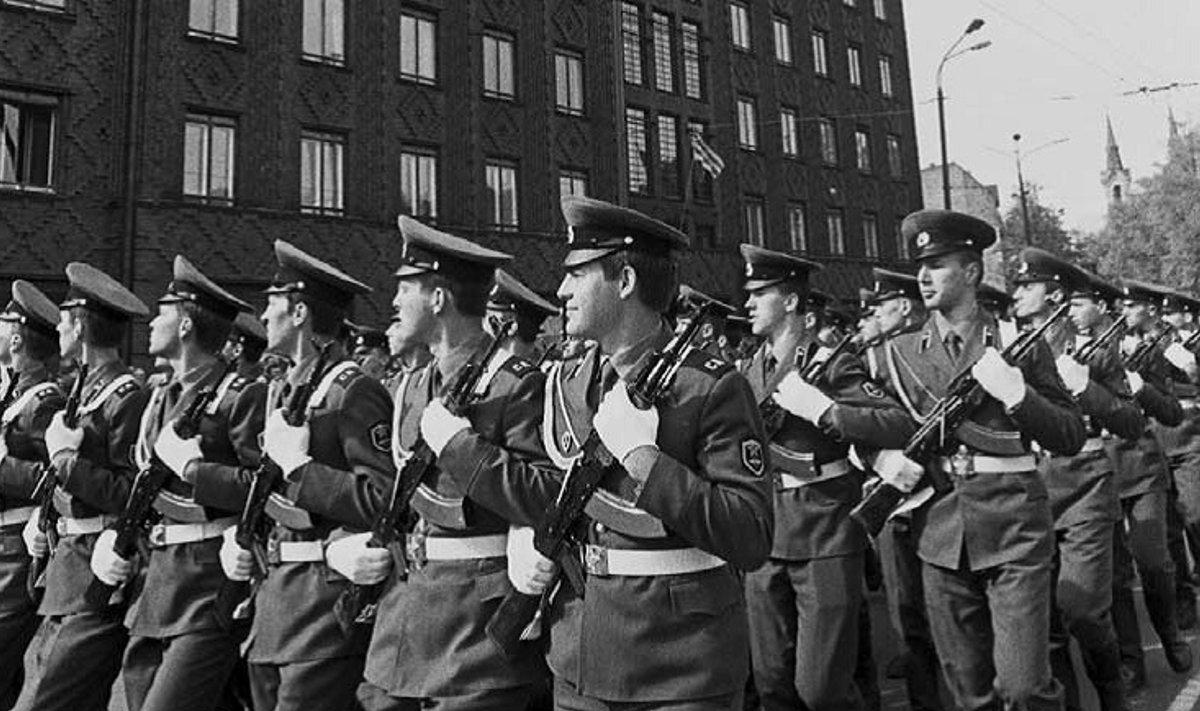 9. mai 1990. Nõukogude armee paraad Tallinnas Vabaduse platsil. Armee veteranid marsivad reipal sammul ühtses rivis.