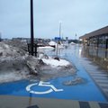 FOTOD | Lennujaama katusekorruse ainsad invakohad lükati nädalavahetusel lumehunniku alla