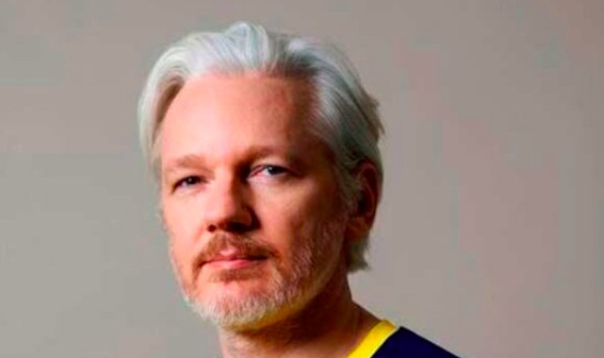 Julian Assange oma uue isamaa jalkasärgis