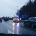 PARDAVIDEO: Tallinna-Pärnu maanteel lõpetas autode kokkupõrke tagajärjel üks masin katusel