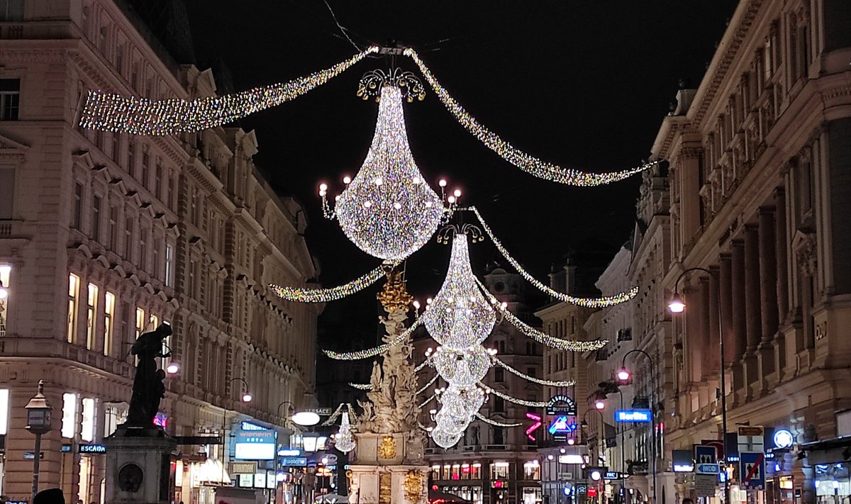 Jõulueelse Viini tänavad on muutunud hiiglaslikuks ballisaaliks.