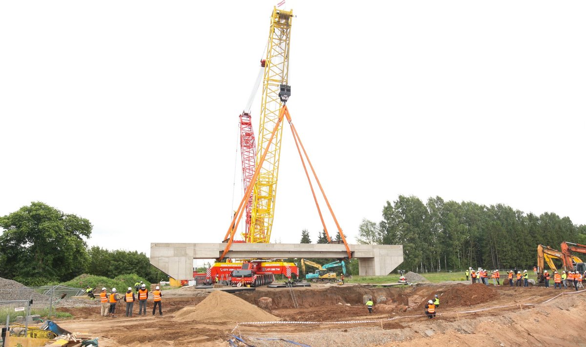 Viadukti tõstmiseks toodi Lätist kohale spetsiaalne kraana