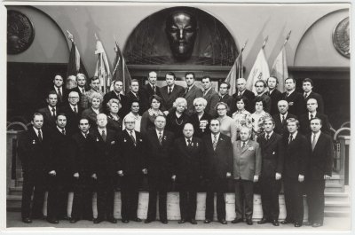 EMA: Margarita Tšernogorova (teises reas vasakult kuues) koos kolleegidega Eesti kompartei keskkomiteest Toompeal ülemnõukogu istungite saalis Lenini bareljeefi all aastal 1977.