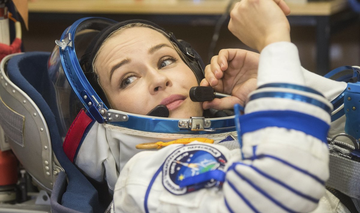 KOSMILINE ILU: Julia Peresild valmistub stardiks orbitaalse filmistuudio poole. Aeg on 5. oktoober 2021. Et filmi linastumise päeval on sõda Ukrainas kestnud juba üle aasta, ei osanud keegi aimata. Russia Space Station