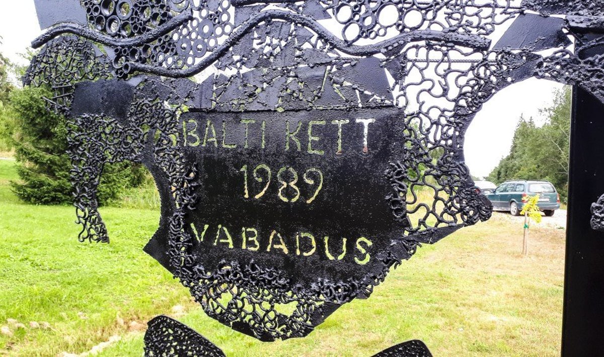 Eesti, Läti ja Leedu vanatehnikahuvilised tähistavad Balti keti 30. aastapäeva ühissõiduga mööda 1989. aasta 23. augusti Balti keti trassi.