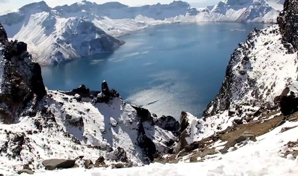 "Taevalik järv" Paektu tipus. YouTube