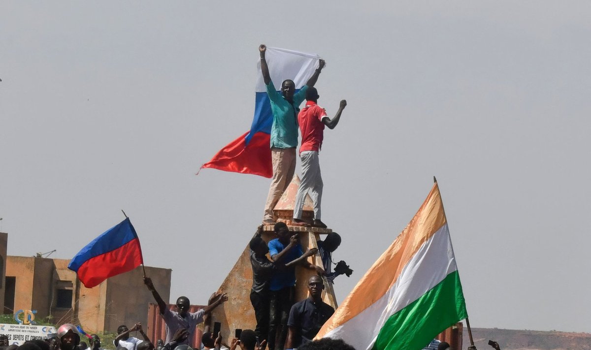Prantsusmaa-vastaste meeleolude näitamiseks lehvitavad putšistide toetajad ka Vene lippe.