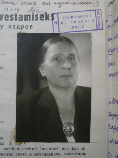 VANAEMA: Natalia Tomson (1899–1979) kannab Stalini ajal oma kompartei liikme toimikusse kleebitud fotol rahvuslikku viikingisõlge.