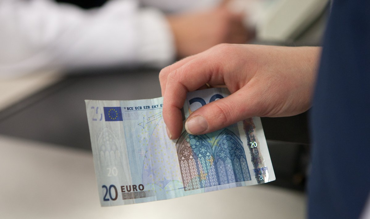 Naine röövis vanurilt 20 eurot