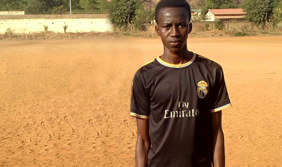 TEISEL POOL VETT: „Õpingud ei ole Malis võimalikud, kui oled vaene,“ ütleb Moussa. „Sellepärast pean ma saama jalgpalluriks.“