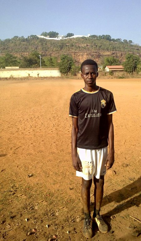 TEISEL POOL VETT: „Õpingud ei ole Malis võimalikud, kui oled vaene,“ ütleb Moussa. „Sellepärast pean ma saama jalgpalluriks.“