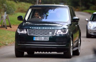 Королева Елизавета II за рулем Range Rover в окрестностях Сандрингема, Норфолк.