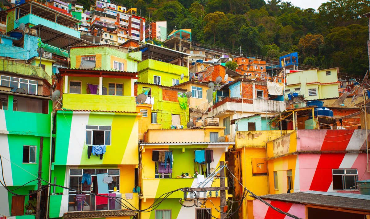 Silmatorkavalt värvilised majakesed Rio slummis.