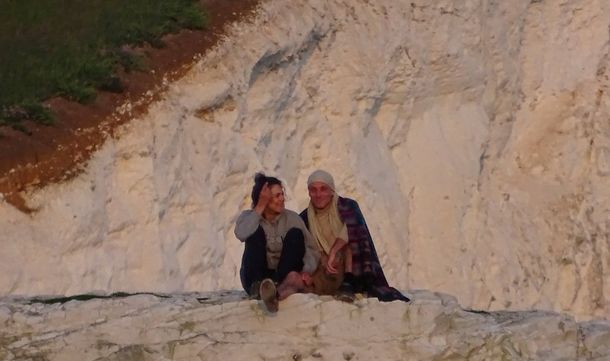 Turistid, kes selfi tegemiseks lagunevale kaljuservale ronisid