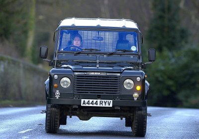 Королева Елизавета II едет на автомобиле Land Rover Defender 110 к конюшням поместья Сандрингем в Норфолке (29.01.00)