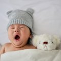 Väikese beebi isa avastas nõksu, kuidas unine laps vähem kui minutiga magama saada