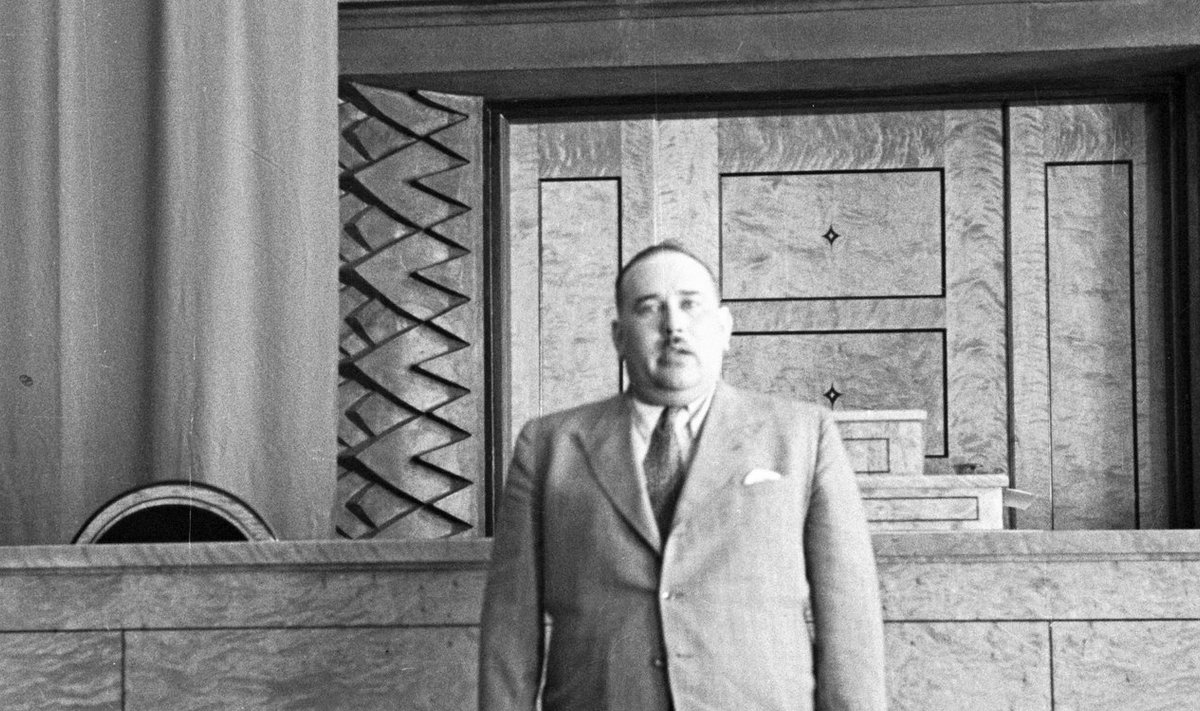 MÄE, NAGU ME TEDA TEAME: Eesti Omavalitsuse juht dr Hjalmar Mäe kõneleb Kohtukoja asutamise koosolekul Riigikogu saalis juulis 1942.