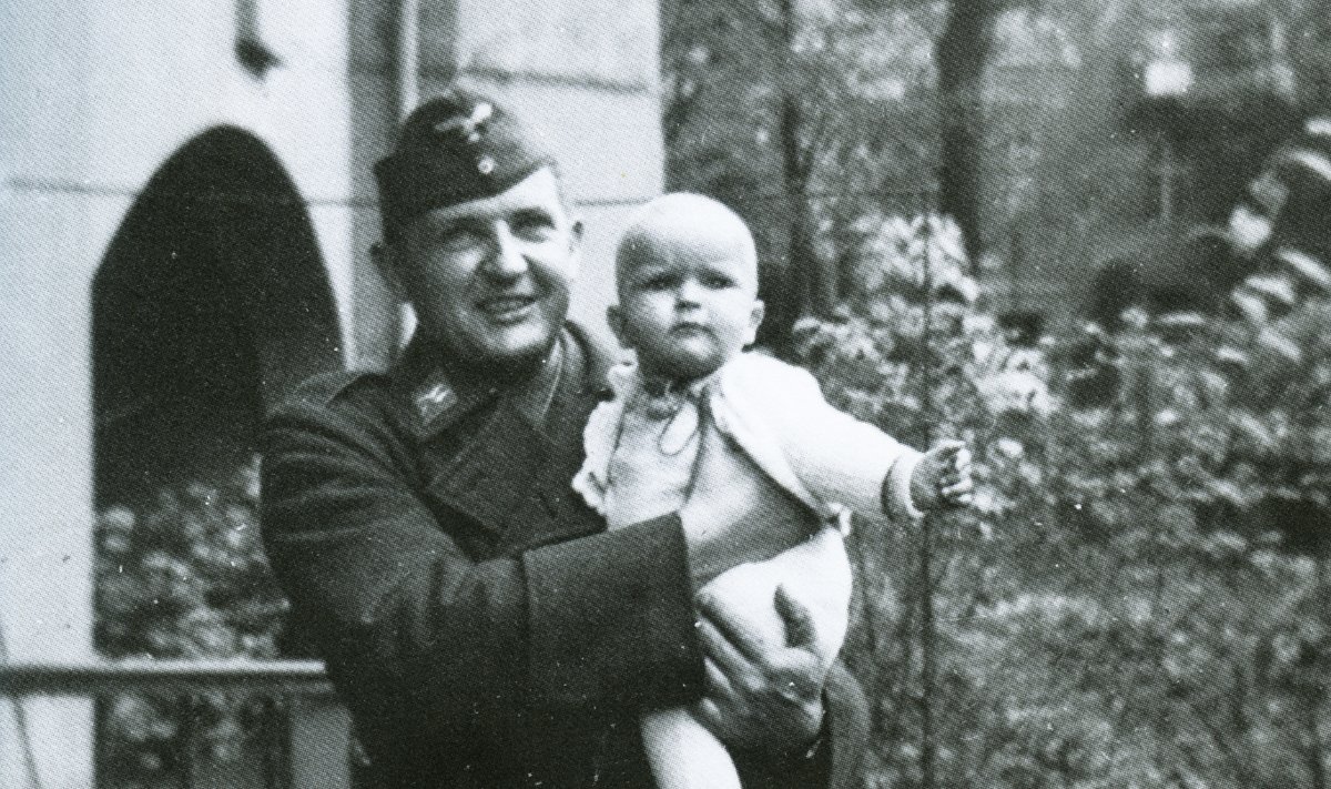 ISA SÜLES: väike Gerhard Alfred sai Adolf Hitleri 50. sünnipäevale pühendatud paraadi Berliinis näha esimesest reast.