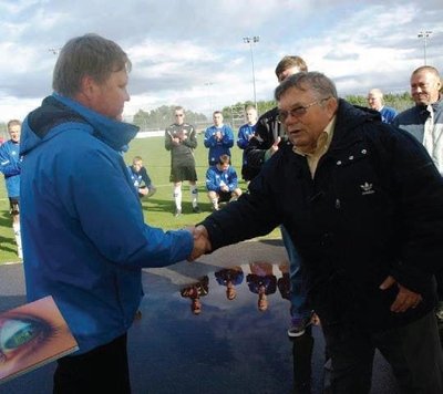 Keila linnapea Enno Fels tänab Rein Tammist jalgpalliajaloo uurimise eest.