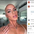 VIDEOD | Alopeetsiaga naine arvustab hirmnaljakalt kehva kvaliteediga parukaid