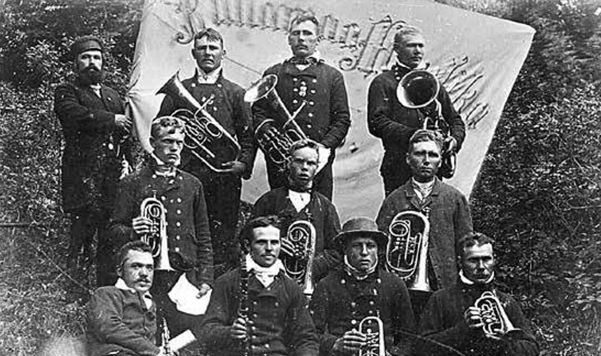 Kullamaa Muusika Seltsi orkester Läänemaa I laulupeol 1896. Viimases reas lipuga Hans Lillesmägi
