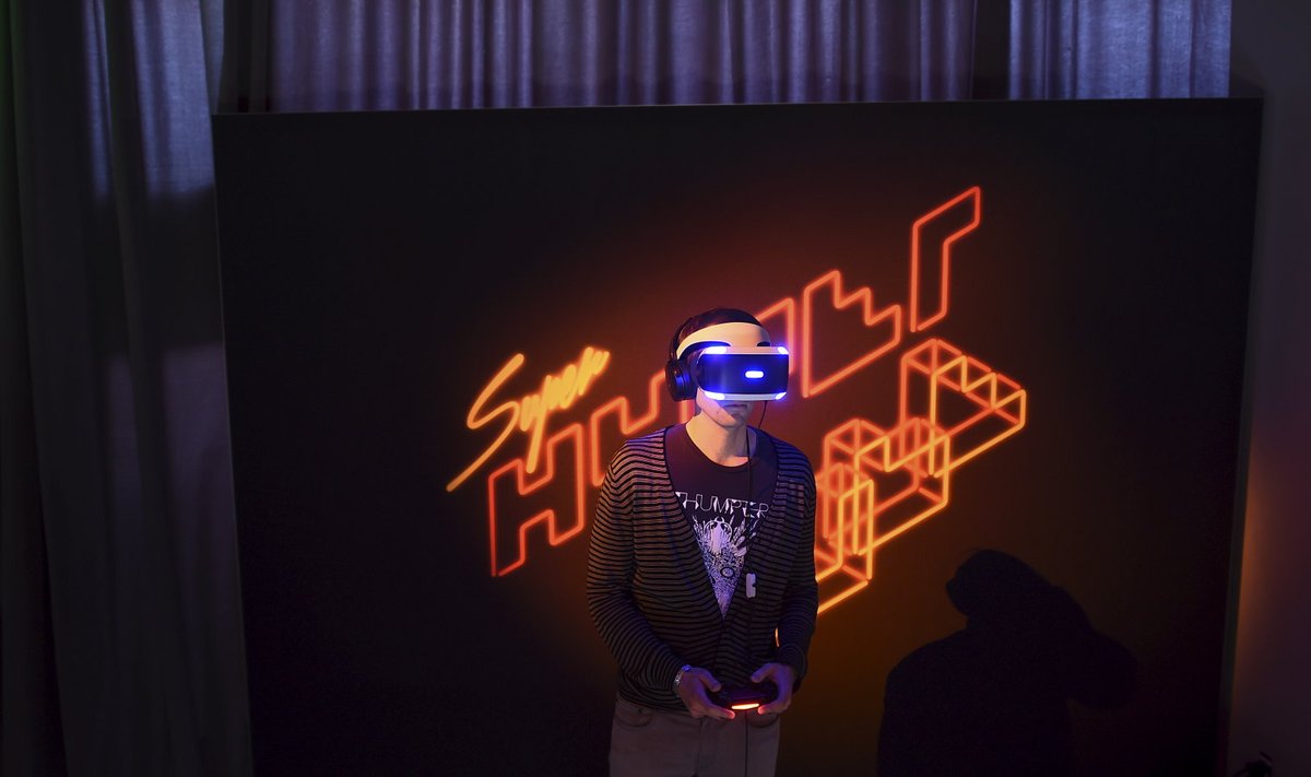 Mänguarendaja Marc Flury eile konverentsil PS VRiga mängimas.