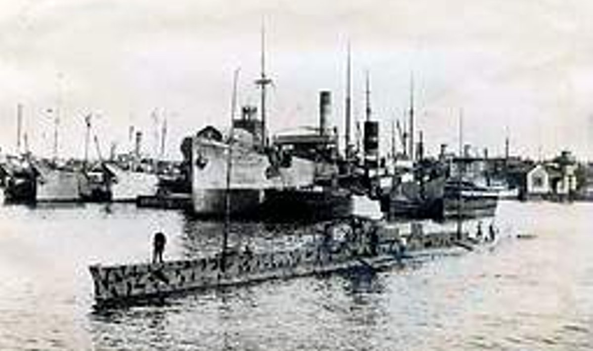 KODUSADAMAS: Briti allveelaev HMS E18 Tallinna sadamas, pildistatud aastal 1916. Reuters / Scanpix