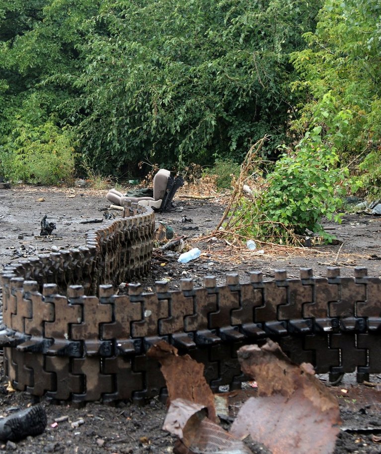 Ukraina sõdur uudistamas Harkivi vasturünnakuoperatsiooni käigus hävitatud Vene tanki riismeid. 14. september 2022