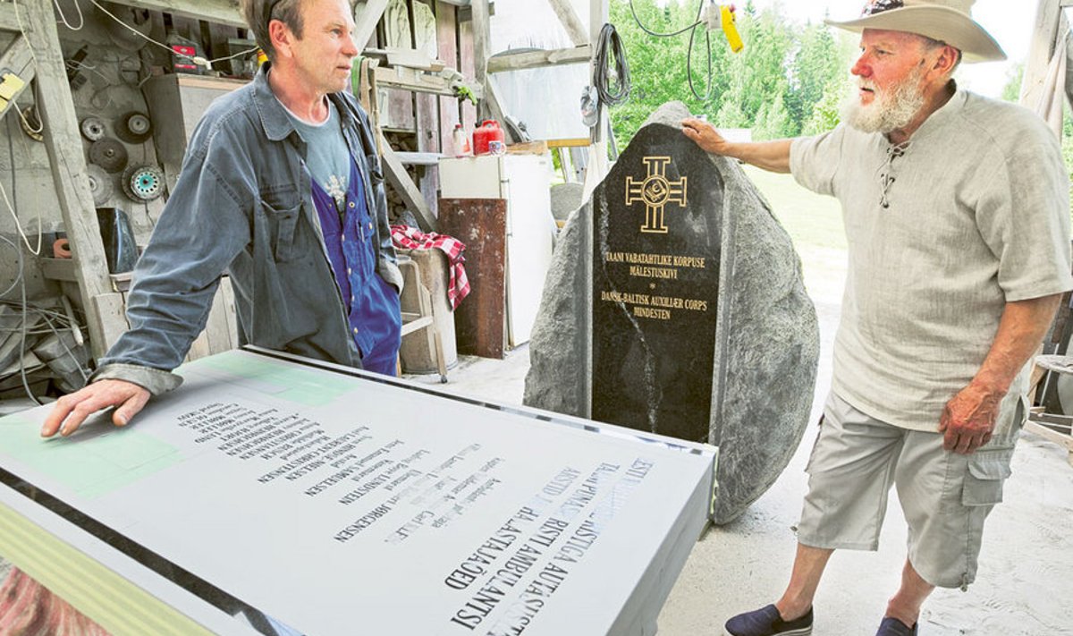 Rõuge  kiviraidur  Margus Kurvits (vasakul) ja Taani  vabatahtlikele püstitatava mälestuskivi idee autor Avo Eisen. 