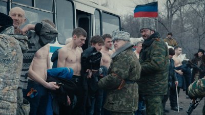 "Donbass" on groteskne ja satiiriline, kuid venitab paljud stseenid liiga pikaks