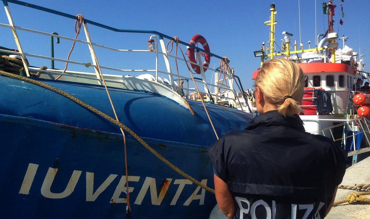Itaalia politseinikud hoiavad arestitud abilaeval silma peal. Sakslaste laeva Iuventa meeskonnale võidakse esitada süüdistus illegaalse rände mahitamises.
