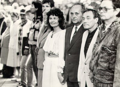 1988: Mai Väljas (rahvariietes), Vaino Väljas (paremal kõrval).