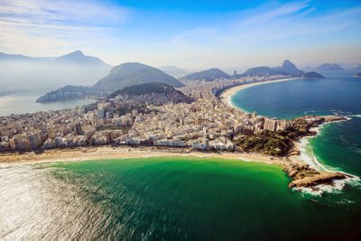 Rios on  rohkem kui 50 km ulatuses lummava vaatega randasid.