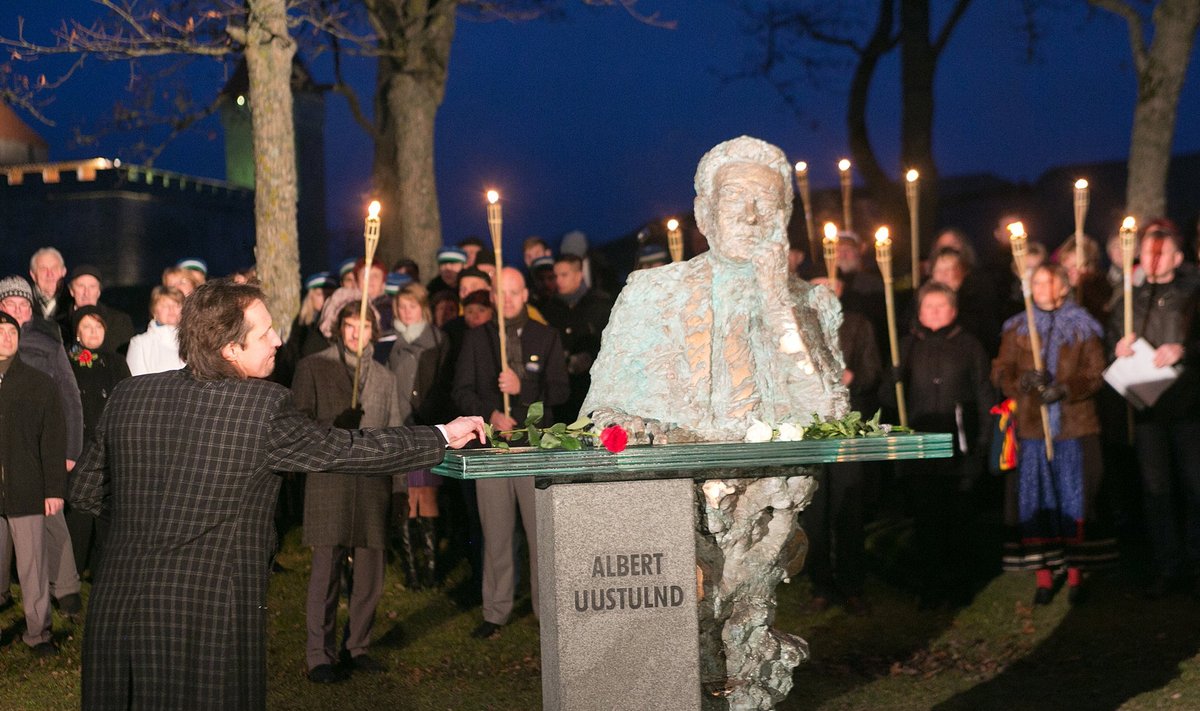  Täna avati Kuressaares Tori abajas Saaremaa oma kirjanikule Albert Uustulndile skulptuur tema 90 sünniaastapäevaks.  Skulptuuril on kujutatud kirjanikku mõtlikult  käsipõsakil istumas laua taga ja vaatamas merele Vahase poole 