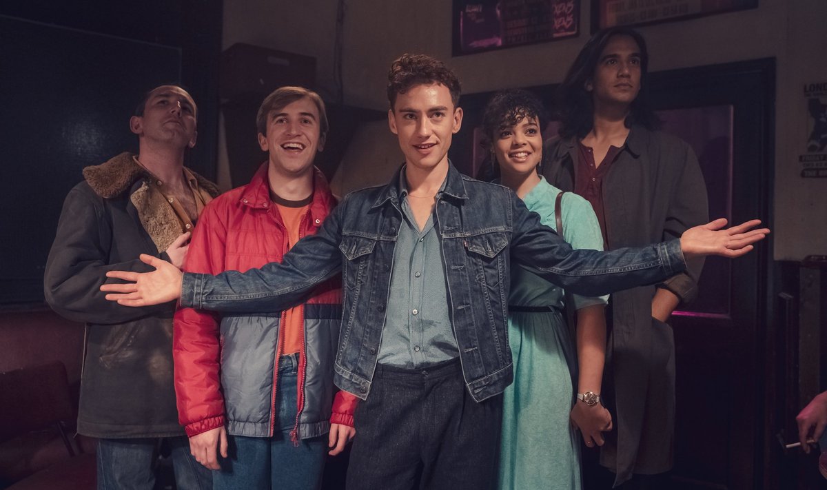 Kurbnaljaka draamasarja loojad ei lase aidsil tegelaste vabameelsust varjutada. Fotol keskel peategelane Ritchie (Olly Alexander), kes on sarjas pikalt tegelikkuse eest põgenenud.