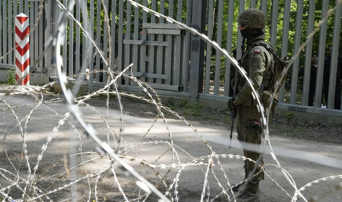 Poola sõdur valvab piiril asuva metallaia läheduses.
