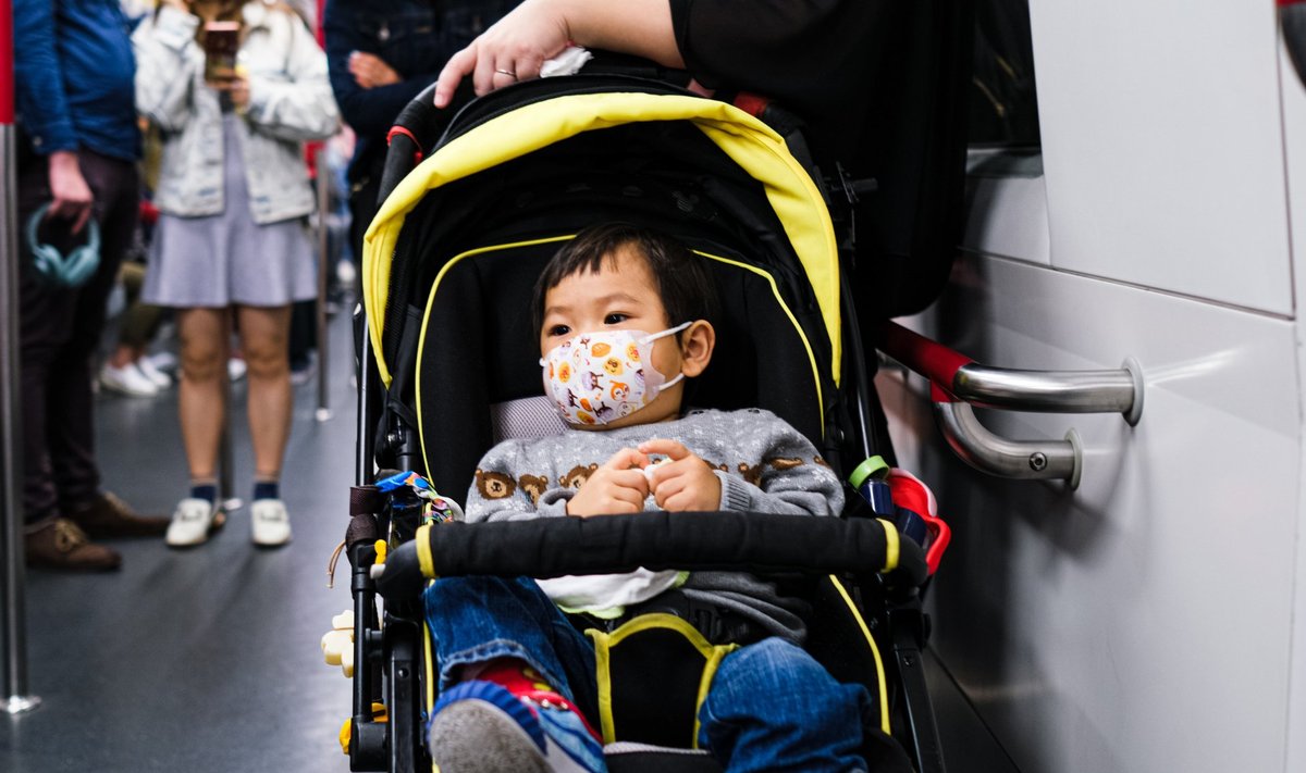 HAIGUS MÖÖDUB KERGEMALT: Väikelaps Hongkongis näomaski kandmas.