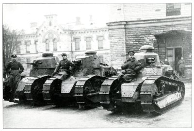 Renault FT 17 tankid Tallinnas, Tondi sõjakooli ees