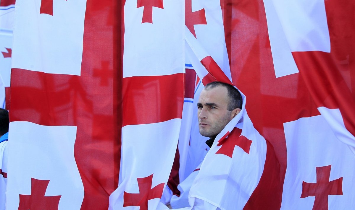 Gruusia kodanik oma lippudega