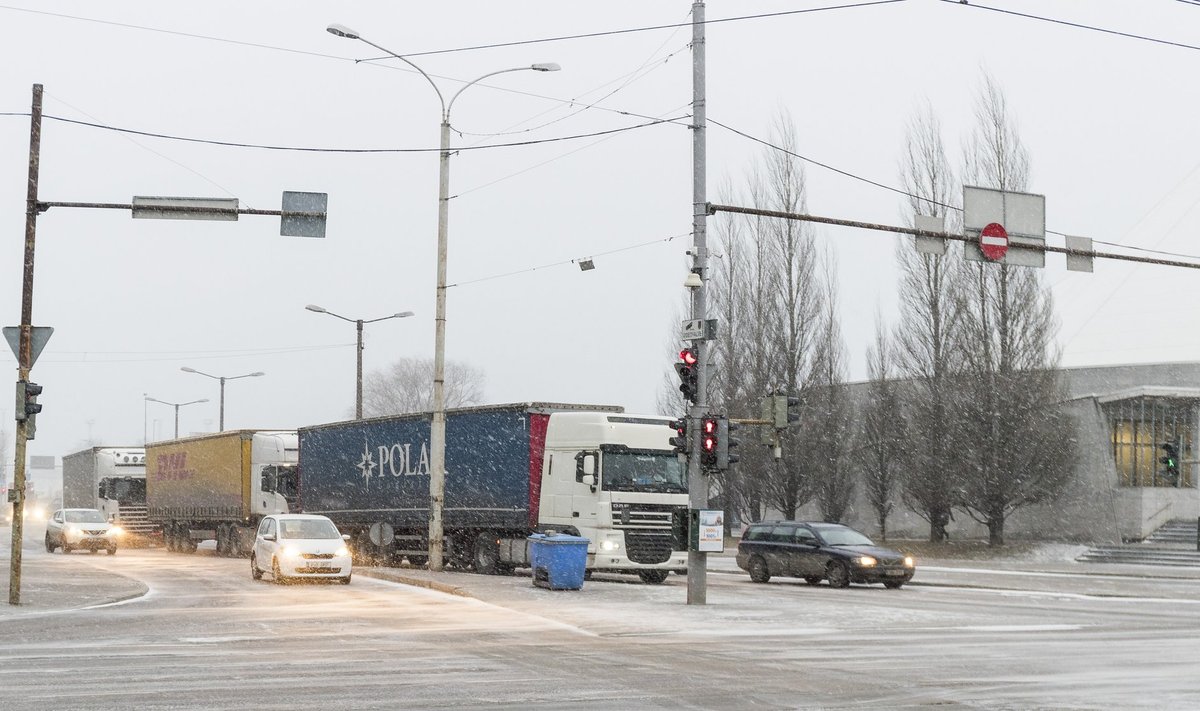 Sadamast saabuv veoautode voog tõmbab Tallinna südalinna liikluse umbe, sama probleem on ka Helsingis.