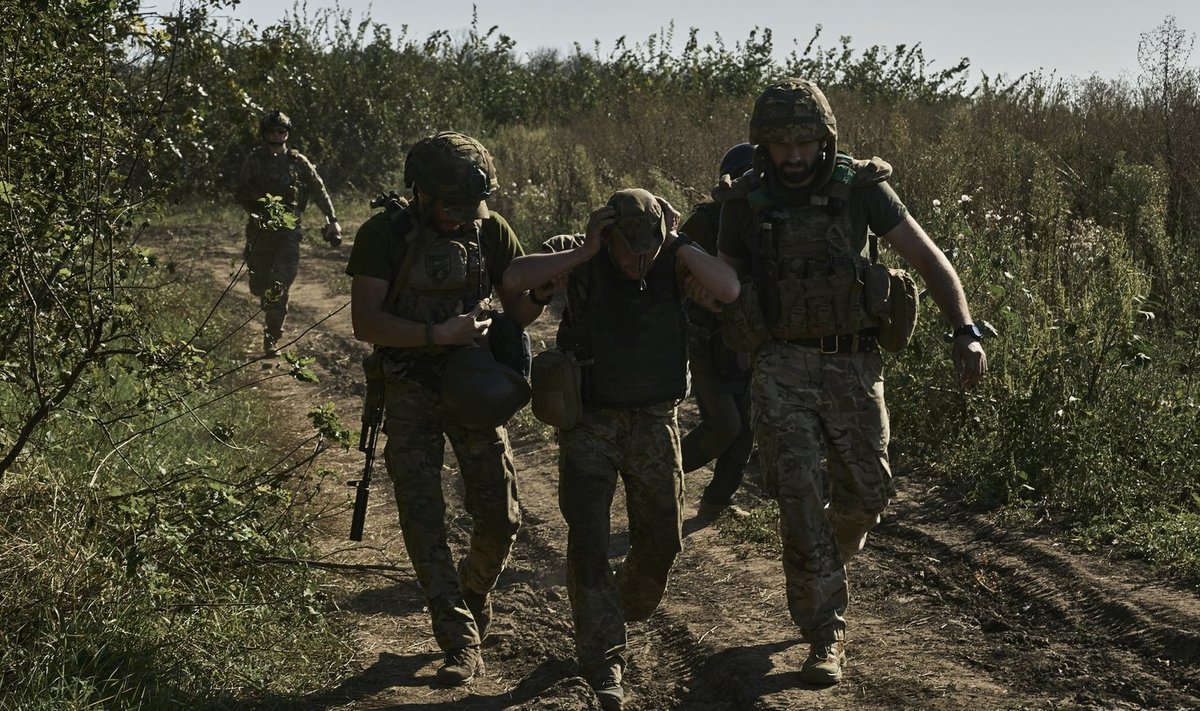 Украинские военные около Бахмута