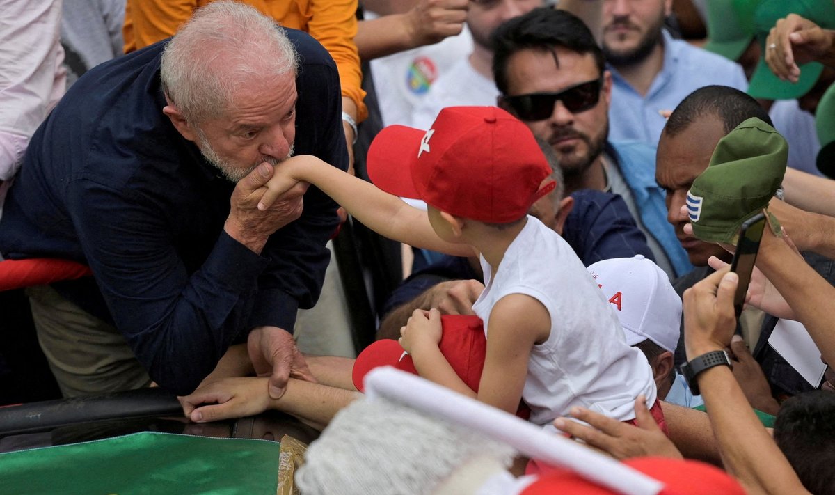 Valimiste favoriidiks peetud Luiz Inácio Lula da Silva kohtub Belo Horizonte valijatega