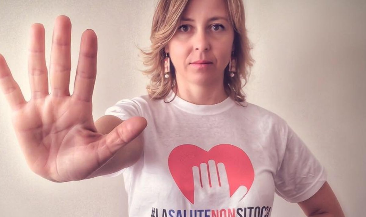 Giulia Grillo särgiga "Tervishoidu ei puudutata"