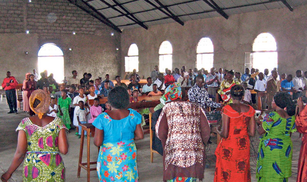 Aafrika kirikulaulud on elavad, rõõmsad, rütmilised ja lausa tantsima kiskuvad, saatjaks elektrikitarrid, trummid, tamburiinid ja kõristid. Sama kirev kui muusika, on ka kirikukooris laulvate naiste riietus.