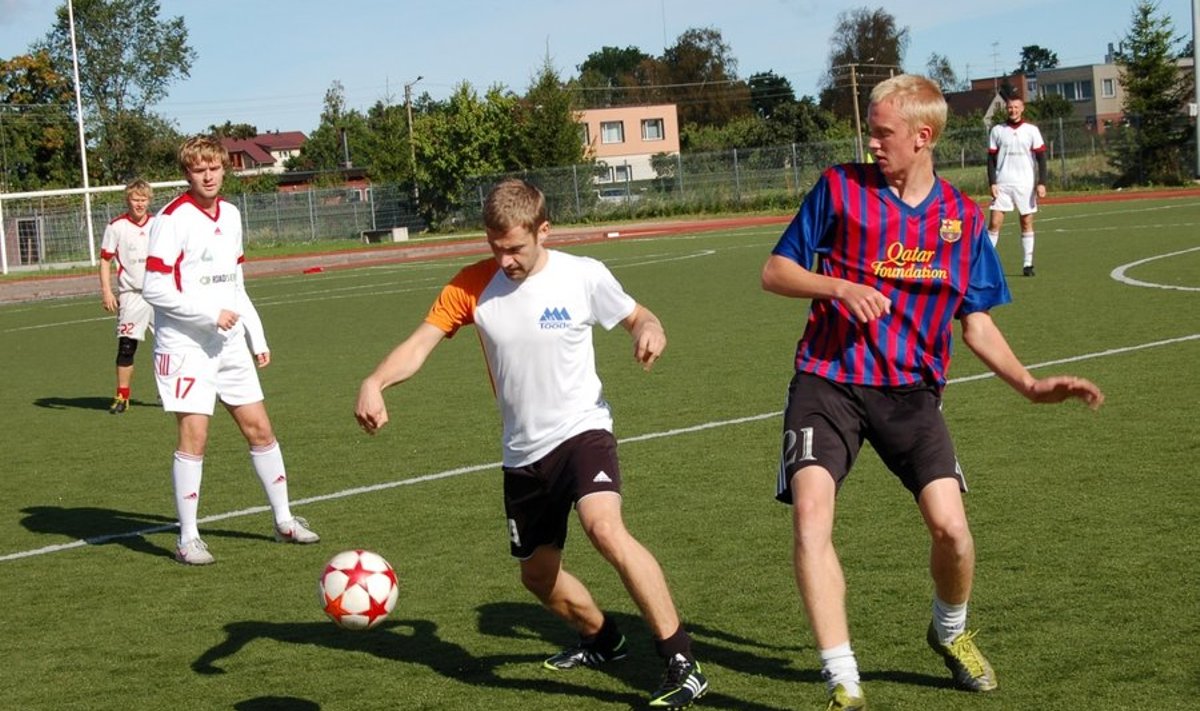 Harju Jalgpallikooli treenerid lõid finaalmängus Saue Jalgpalliklubile ühe värava ja tulid Saue linna meistriks. Foto: Jano Järvelaid