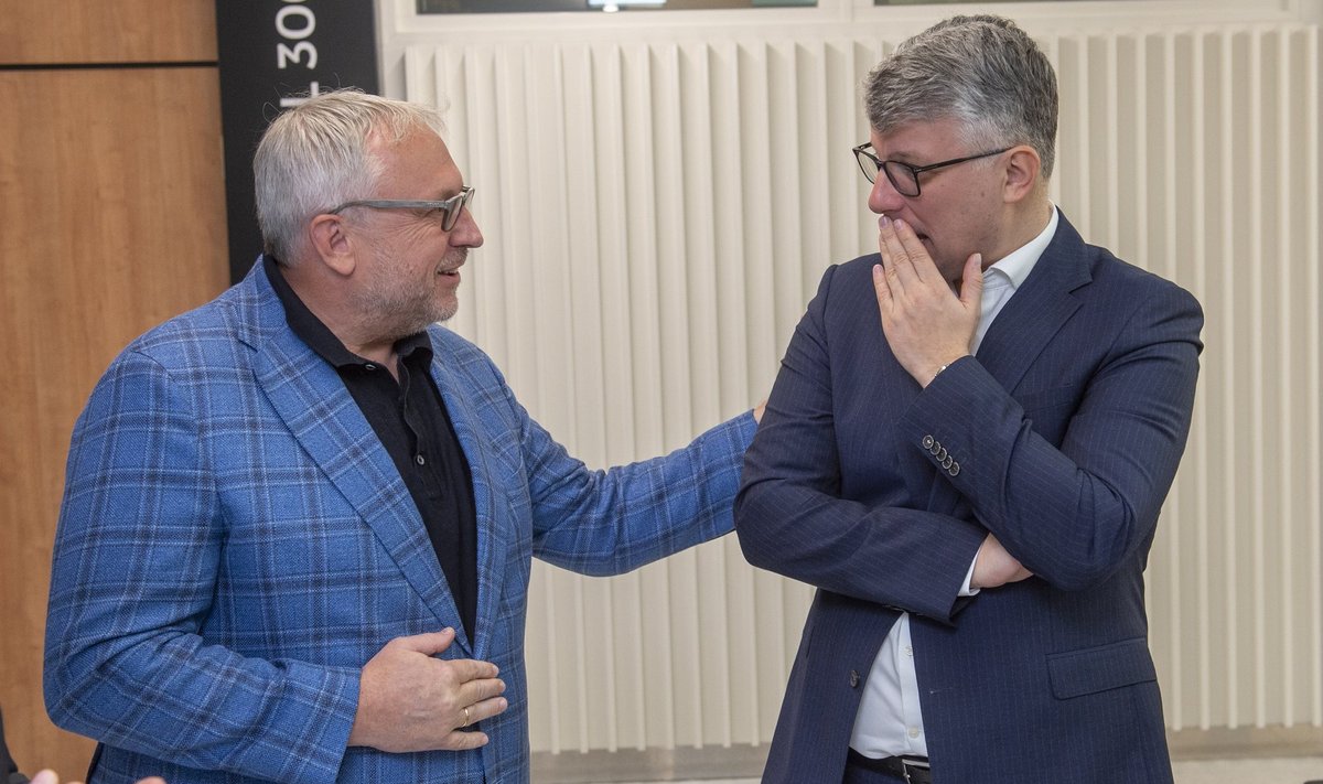 KOHE NÄHA, ET VANAD SÕBRAD! Kinnisvarahai Hillar Teder ja keskerakonna endine peasekretär Mihhail Korb täna Harju maakohtus.
