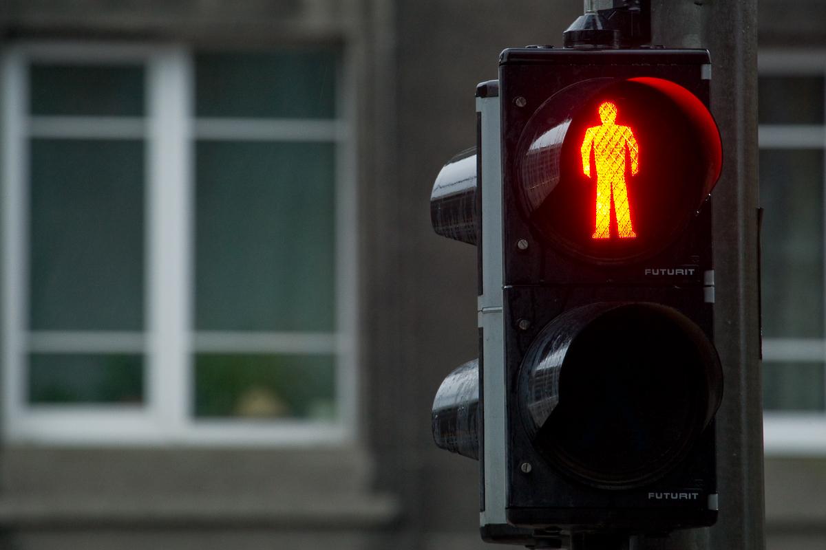 Traffic light red. Красный свет светофора. Пешеходный светофор красный. Светофор для людей. Пешеход на красный свет.