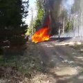 DELFI VIDEO | Karm vahejuhtum Tallinna rallil. Auto põles maani maha, tuld võttis ka mets